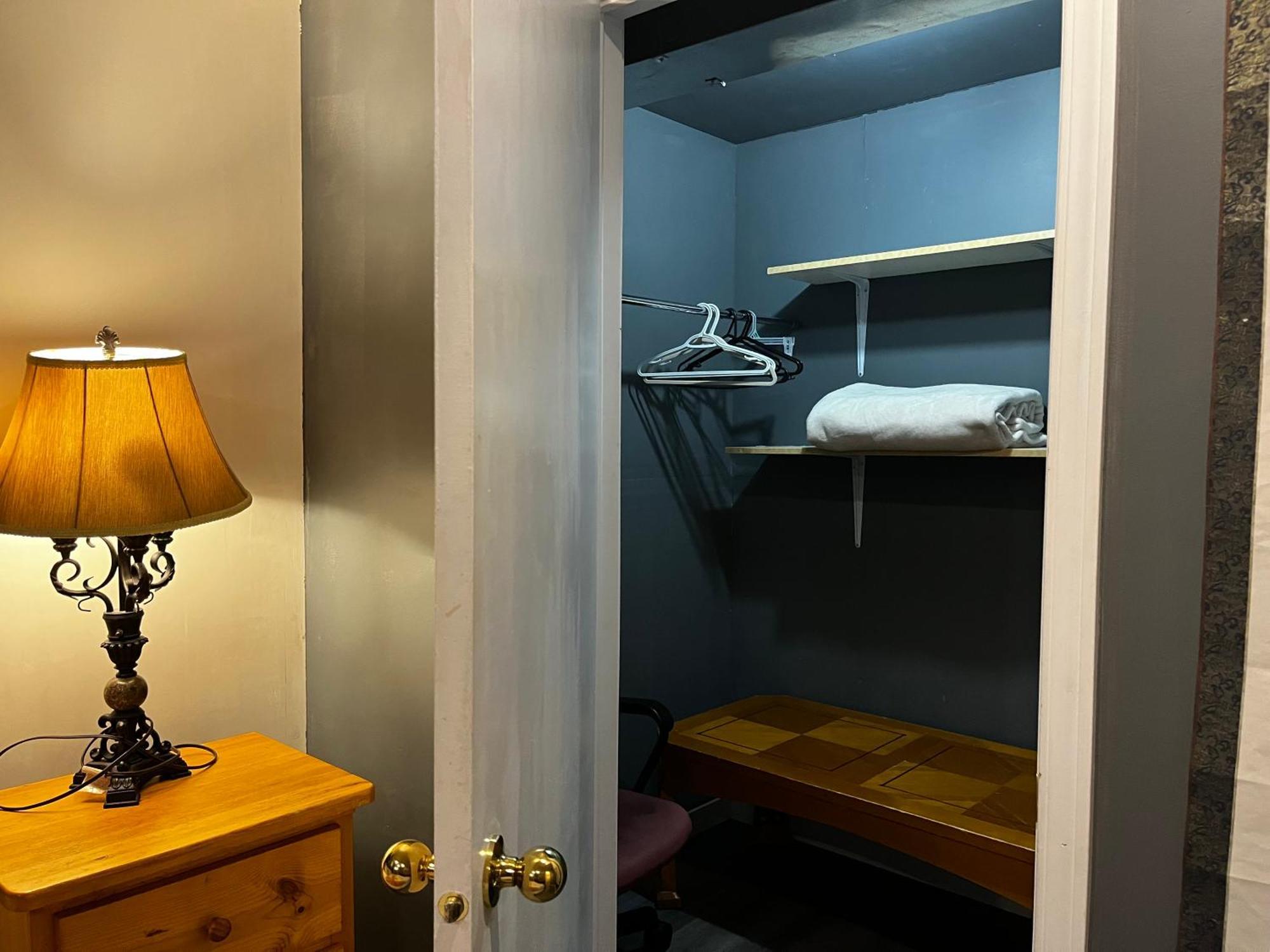 Hidden Valley New Basement Suite With Private Bathroom! คาลการี ภายนอก รูปภาพ
