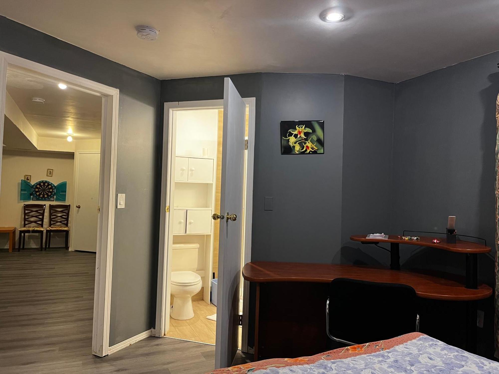 Hidden Valley New Basement Suite With Private Bathroom! คาลการี ภายนอก รูปภาพ